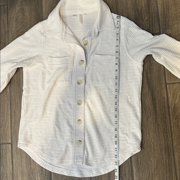 Travis Mathew Women’s Cream Colored Ribbed Long Sleeve Button Down. XS NWOT - Picture 9 of 10